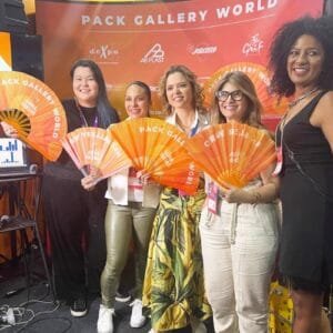 Leia mais sobre o artigo Leques Personalizados: A Estratégia de Marketing que Faz Sua Marca Circular!