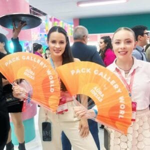 Leia mais sobre o artigo Leques Personalizados: Muito Mais que um Brinde