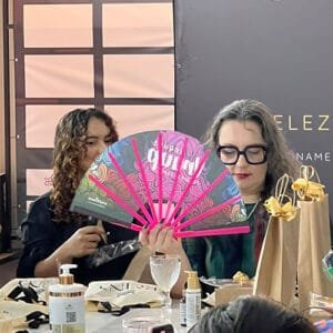Leia mais sobre o artigo Destaque Sua Marca em Grande Estilo com Leques Personalizados para Eventos de Divulgação!
