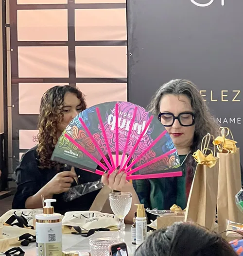 Destaque Sua Marca em Grande Estilo com Leques Personalizados para Eventos de Divulgação!